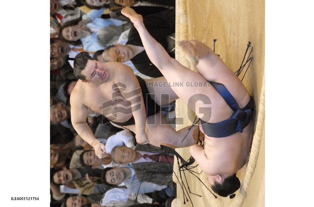Asashoryu beats Hakuho to set up dramatic finale