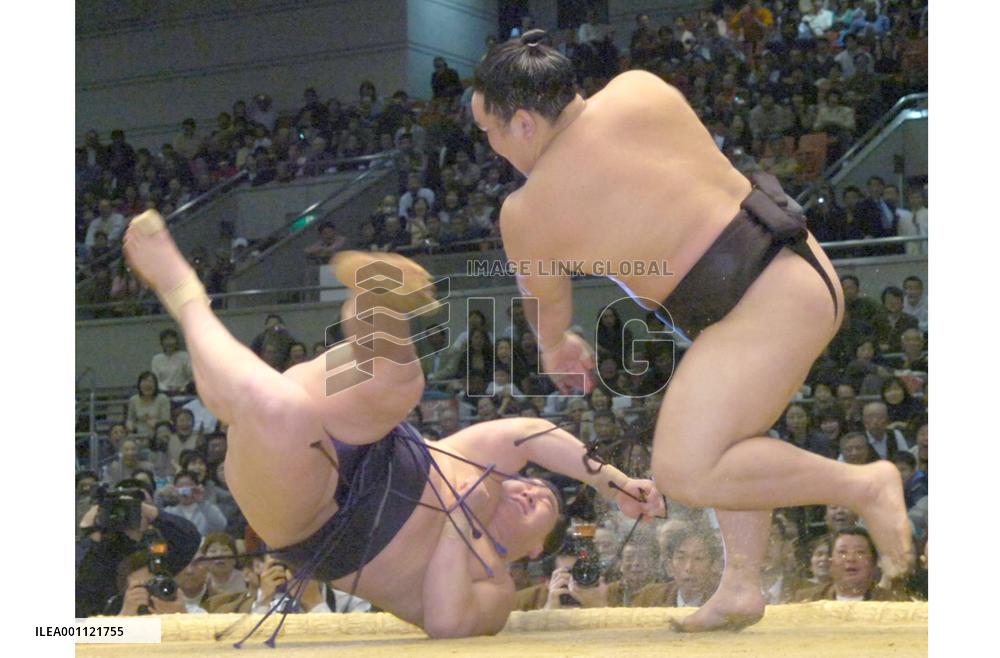 Asashoryu beats Hakuho to set up dramatic finale