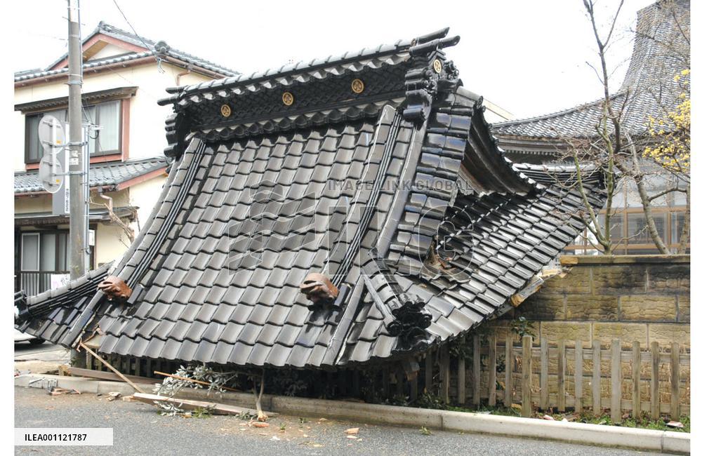 M6.9 quake in Noto -- Temple in Wajima buckles