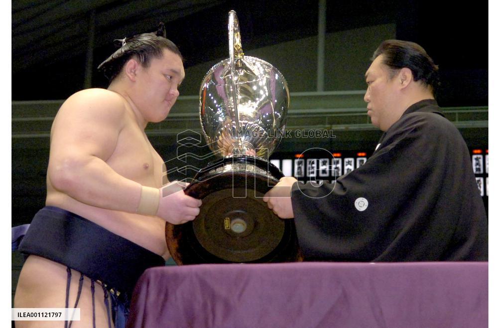 Hakuho stuns Asashoryu in playoff to win spring sumo
