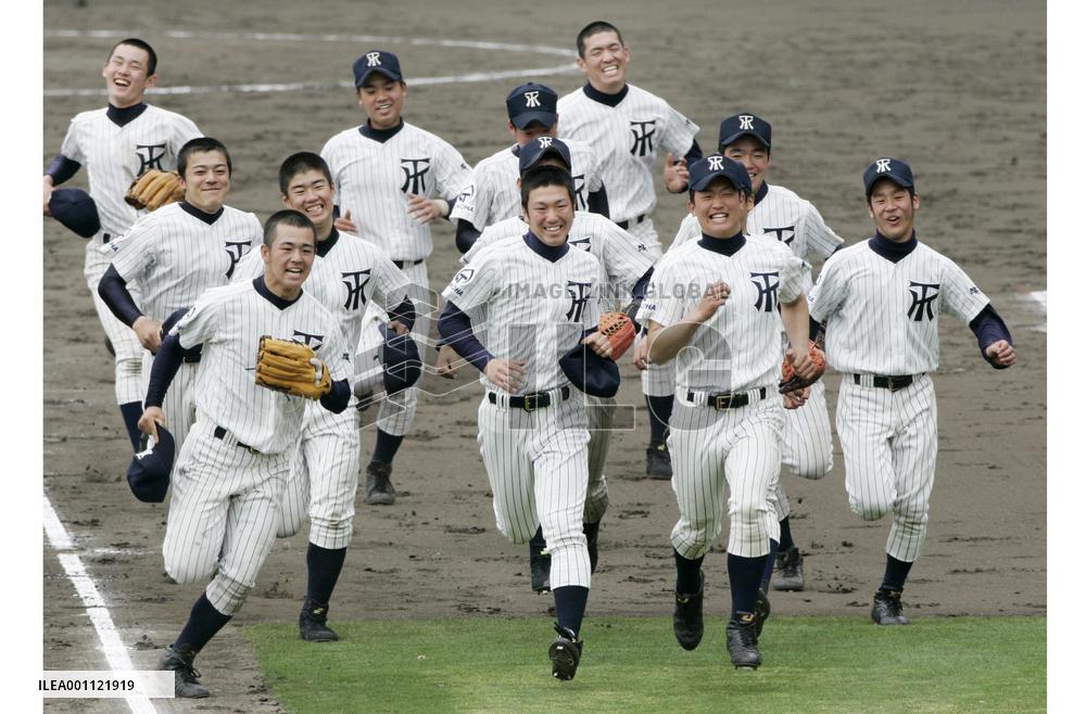 Tokoha Kikugawa upsets Osaka Toin to reach Koshien semis