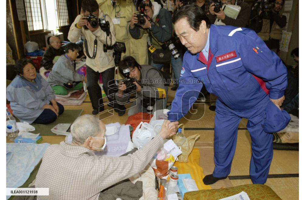 Infrastructure minister Fuyushiba visits quake-struck area