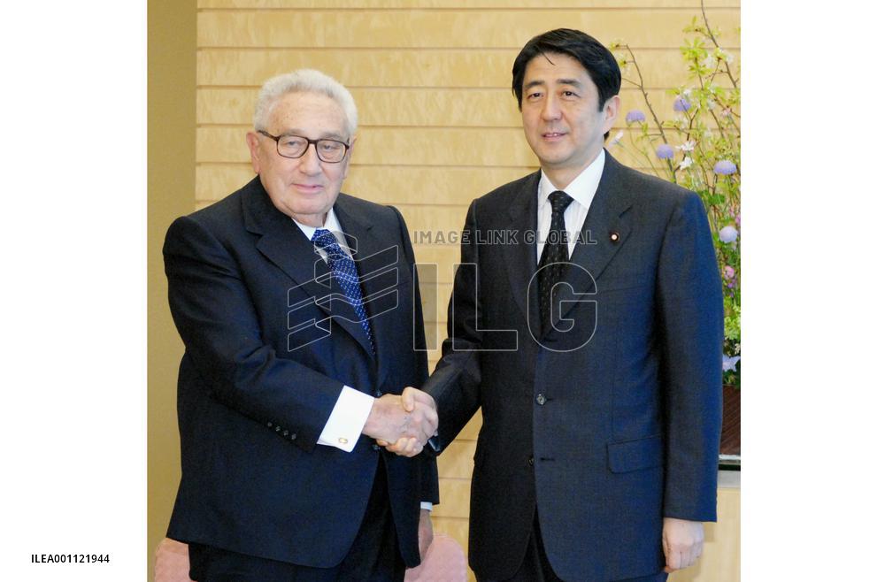 Abe, Kissinger share views on Japan-U.S. ties, N. Korea nuke issue