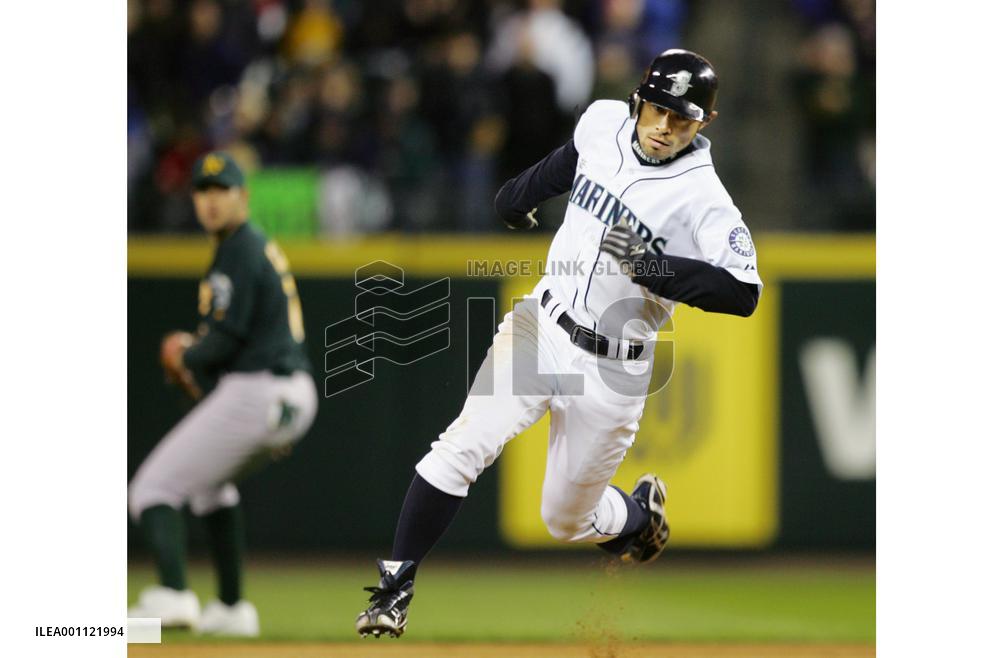 Ichiro gets 2 RBI hits