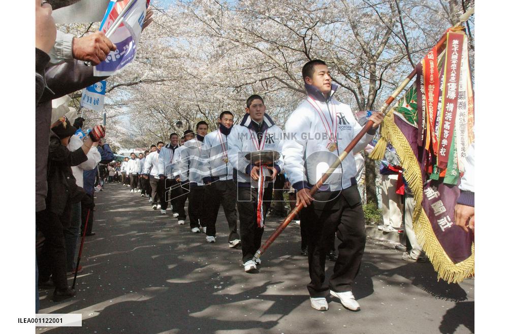 Tokoha Kikugawa parades after 1st high school baseball title