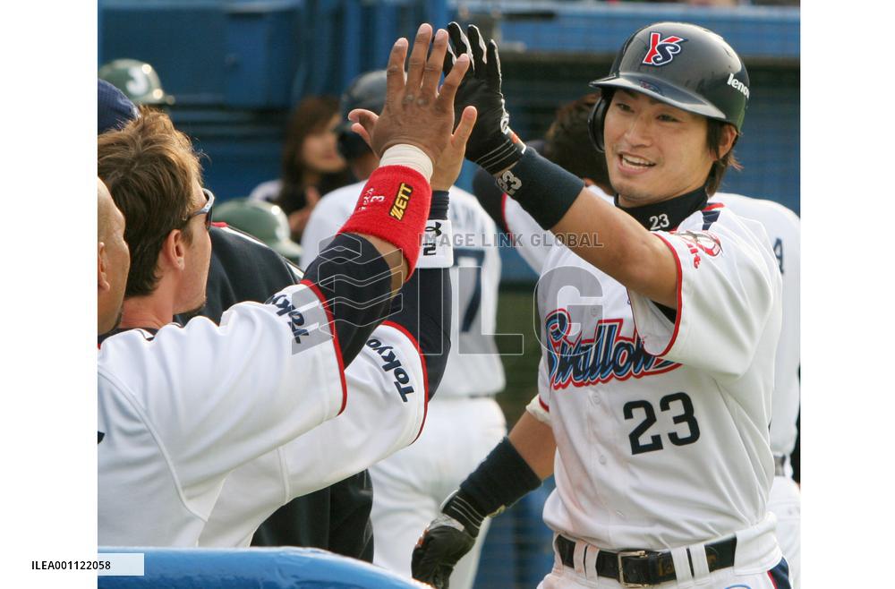 Aoki goes 3-for-6 in Yakult's 18-hit onslaught