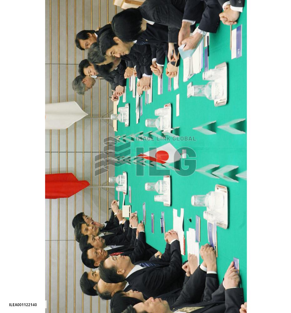 Abe, Wen meet to build strategic ties, eye economic unity