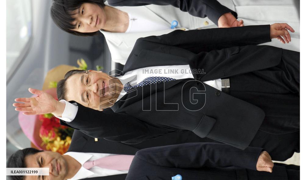 Chinese Premier Wen moves on to western Japan