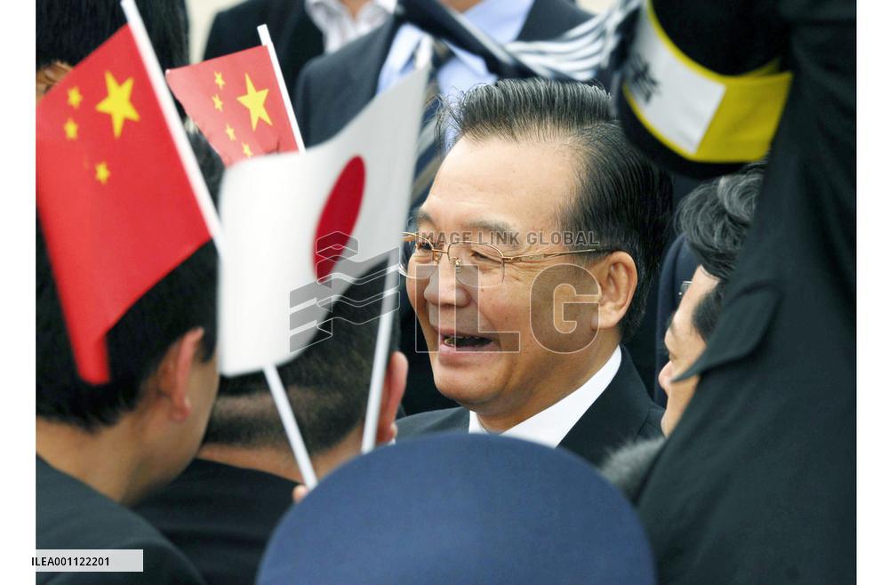 Chinese Premier Wen moves on to western Japan