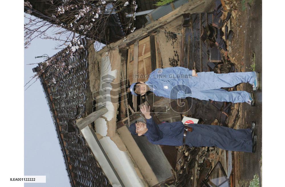 Abe visits quake-hit areas, briefed by Wajima mayor