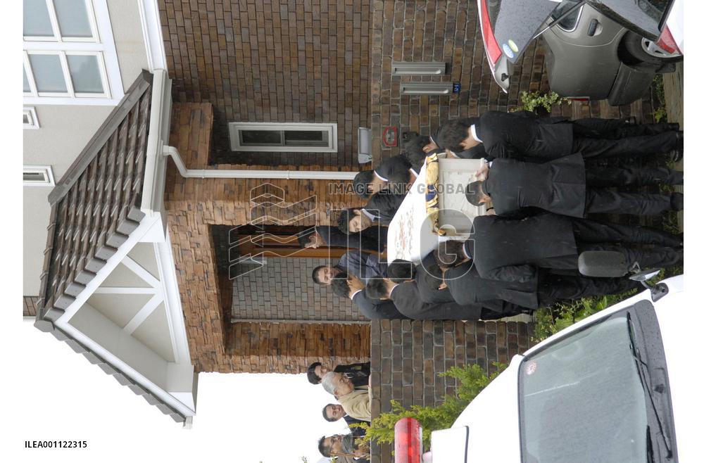 Nagasaki mayor's body returns home