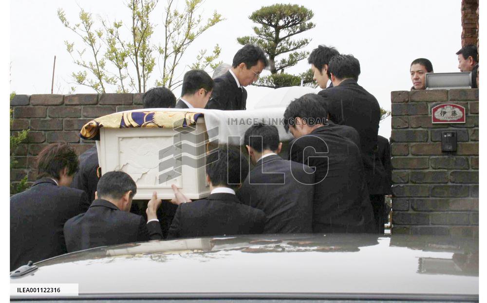 Nagasaki mayor's body returns home