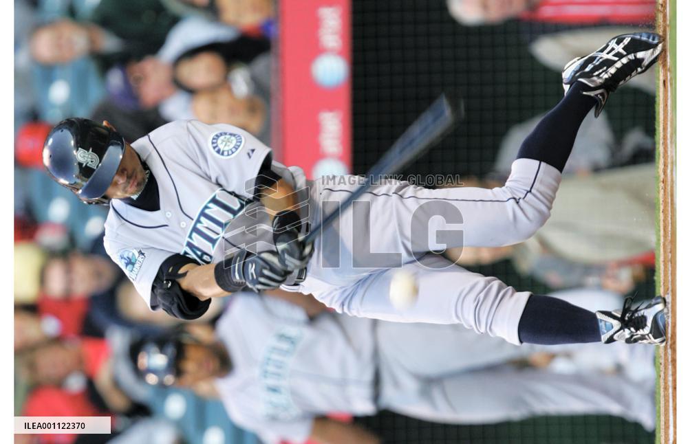 Ichiro goes 2-for-5, Mariners lose 7-6 to Angels