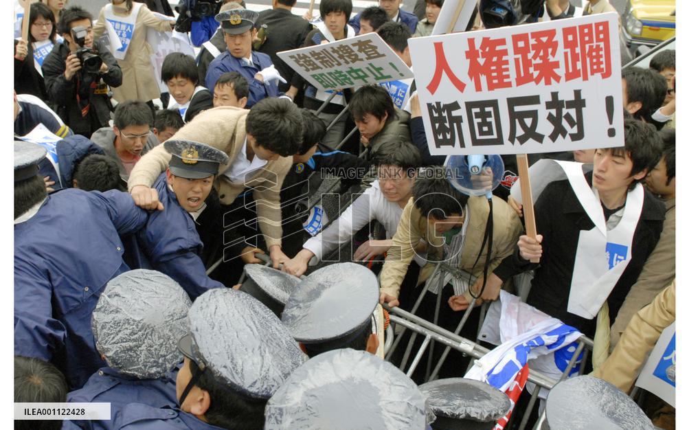 Police raid N. Korea groups over abduction