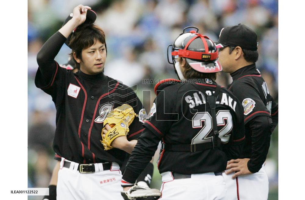 Rookie Omine leaves mound in fifth inning
