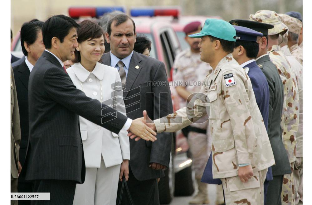 Abe meets ASDF troops in Kuwait