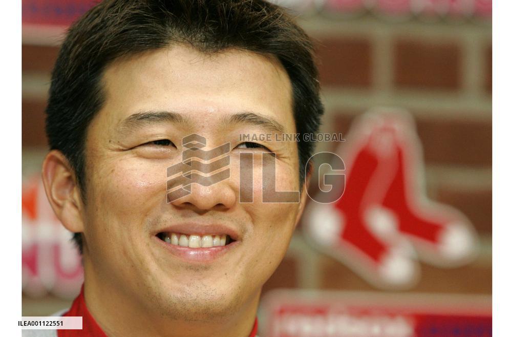 Okajima named AL Rookie of Month, Iwamura close second