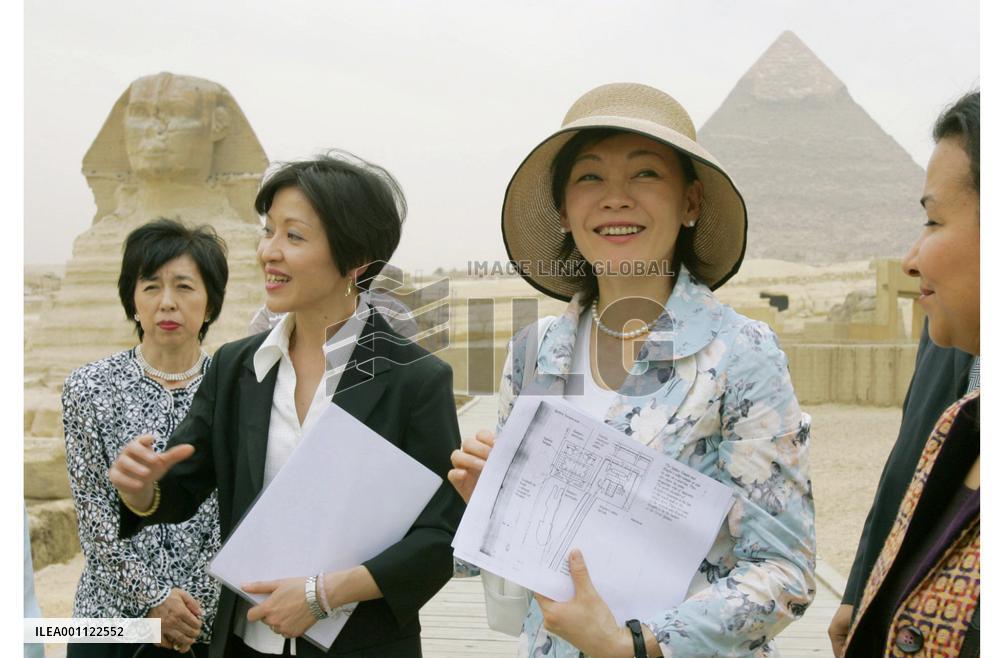 Abe wife Akie on sightseeing trip in Egypt