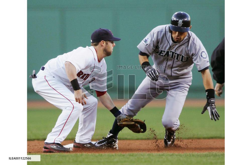 Ichiro sets AL record streak of consecutive stolen bases