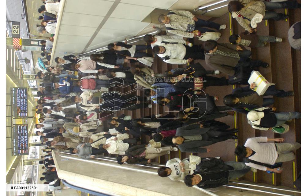 Transport facilities packed as holidaymakers rush home