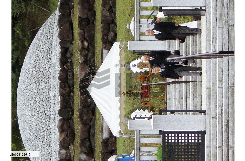 Emperor, empress visit graves of Emperor Showa, Empress Kojun