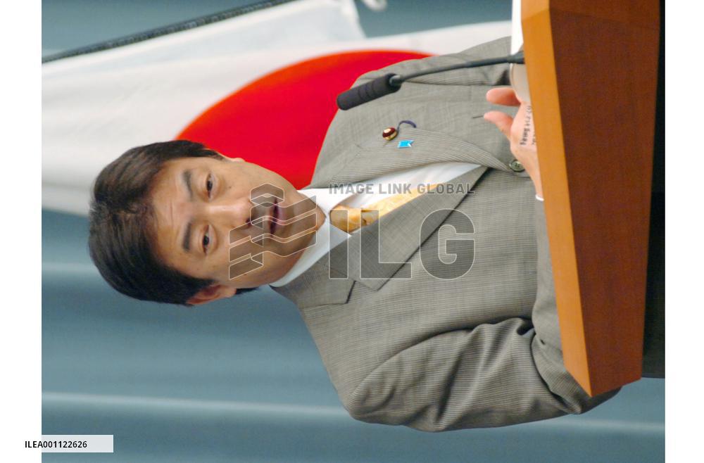 Shiozaki says Abe sent offering to Yasukuni in private capacity