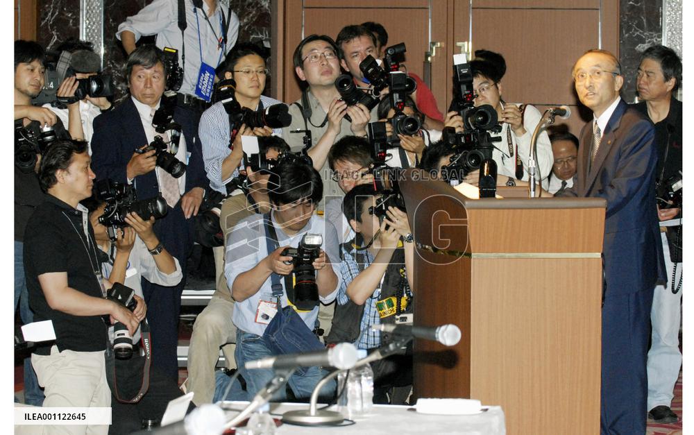 Toyota marks record sales of 24 tril. yen, closing in on GM