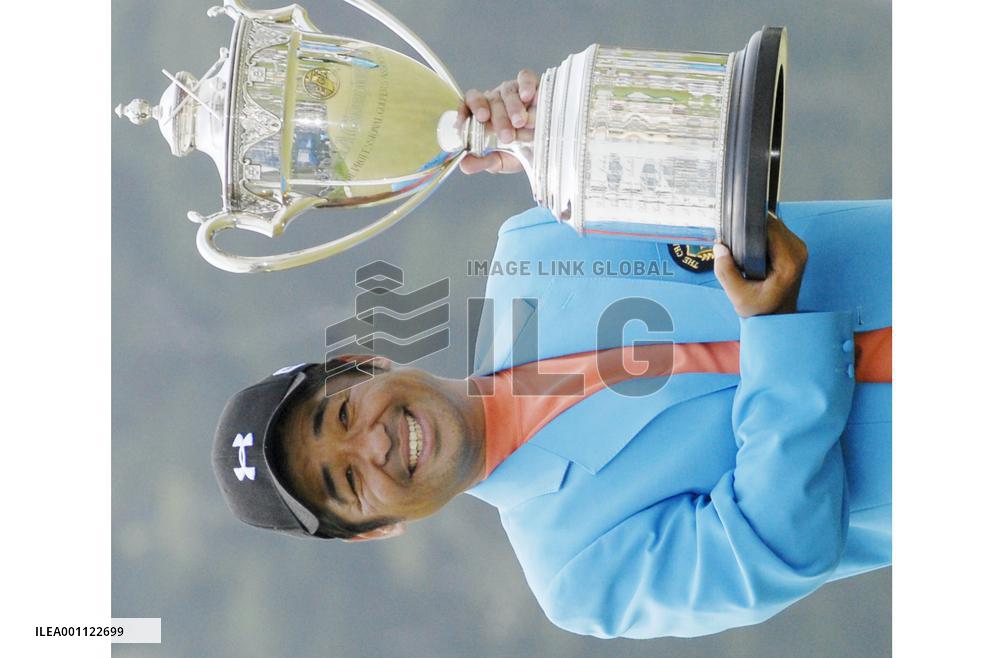 Izawa holds on to win Japan PGA Championship
