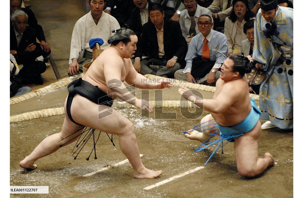 Asashoryu starts with victory in 15-day summer sumo