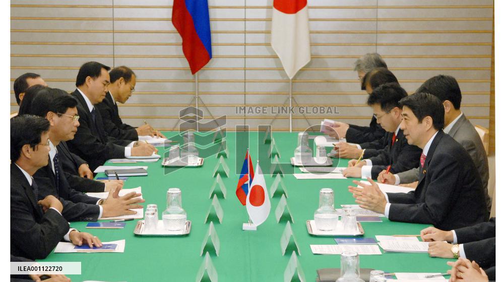 Abe meets with Laotian premier