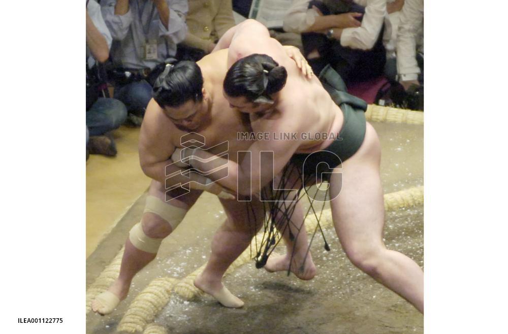 Ozeki Kotooshu beats No. 3 maegashira Kakizoe