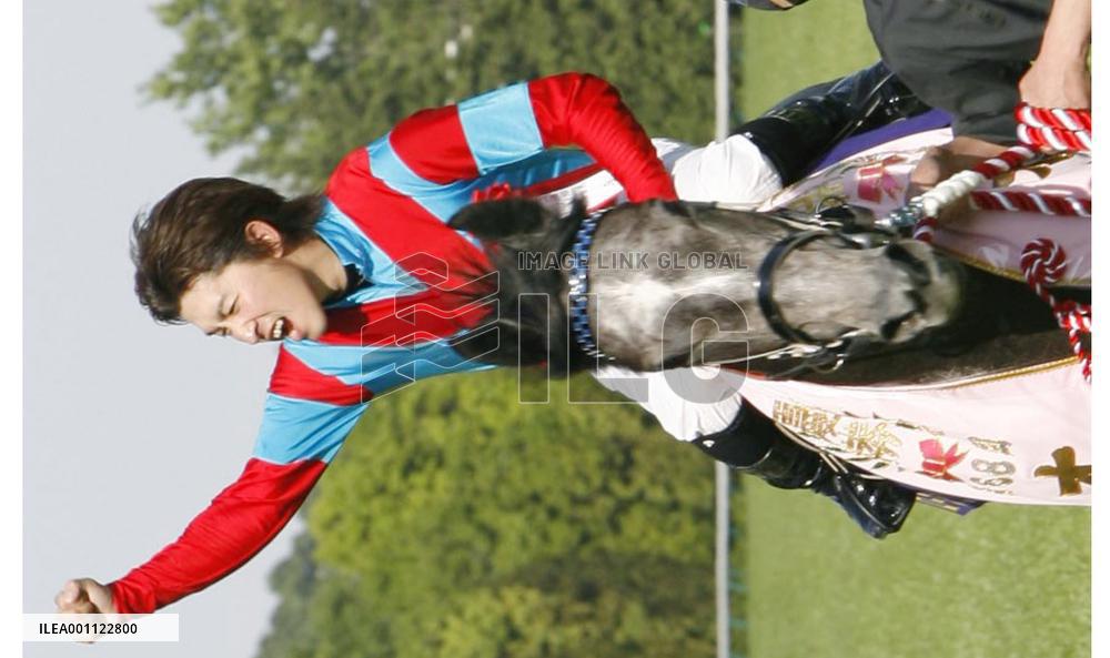 Robe Decollete wins Japanese Oaks