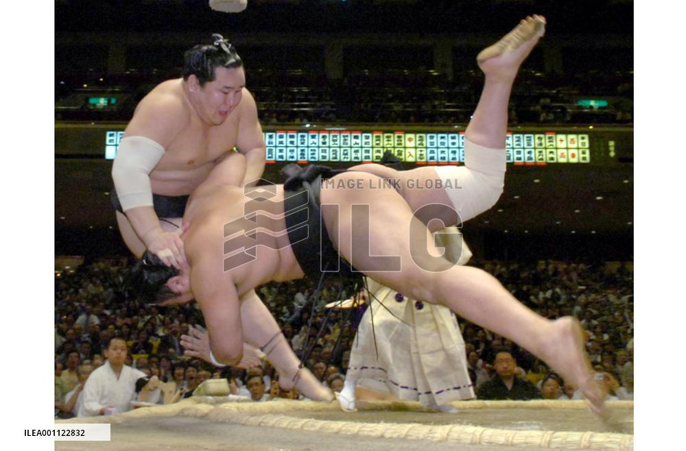 Asashoryu falls in shocker at summer sumo