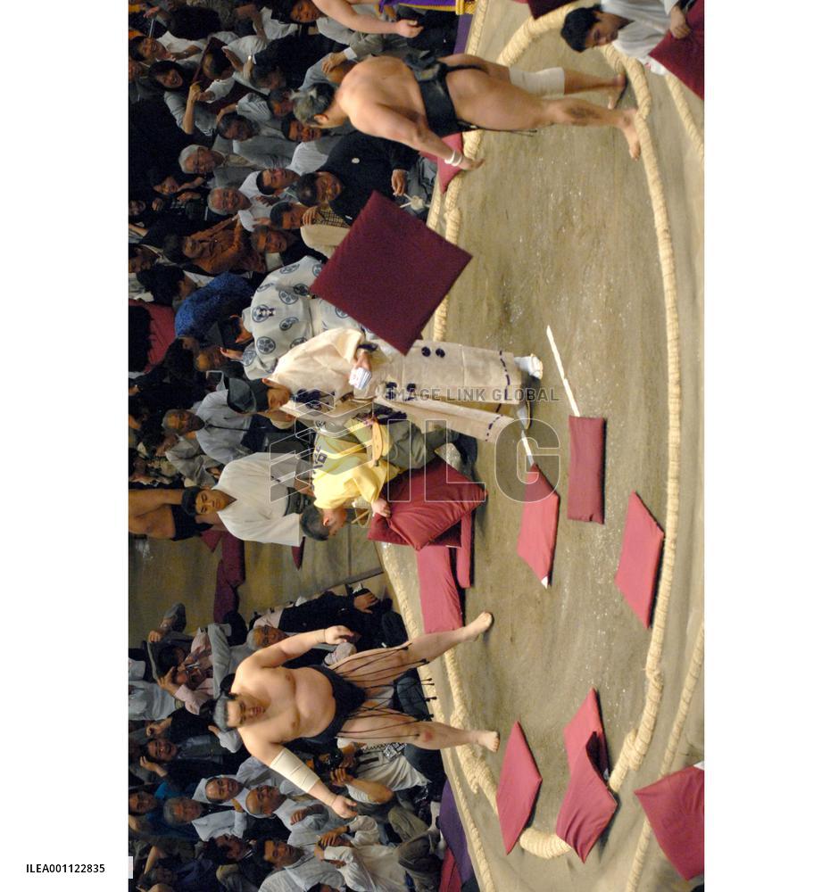 Hakuho jumps into lead, Asa falls in shocker at summer sumo