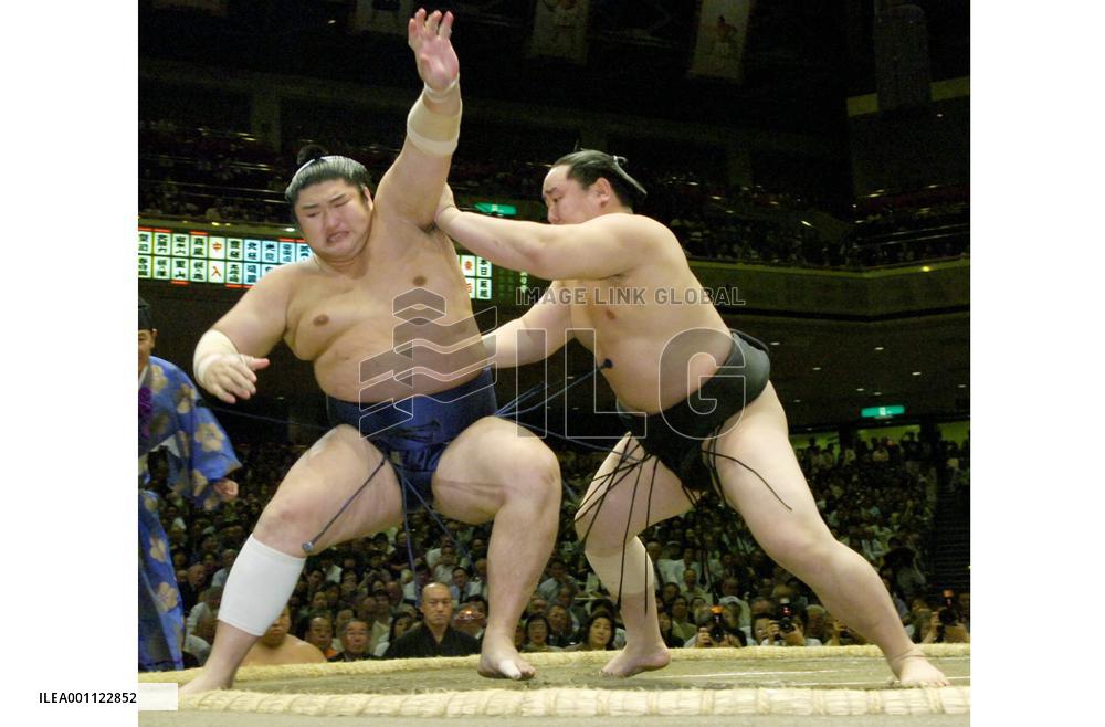 Asashoryu bounces back, chasing Hakuho at summer sumo