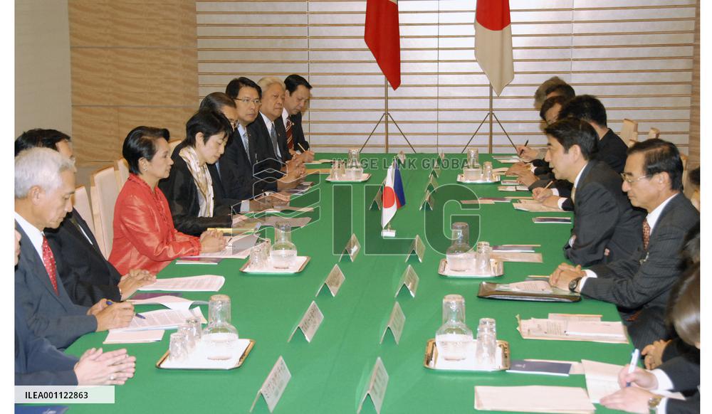 Arroyo expresses hopes to host N. Korea nuke talks at ARF