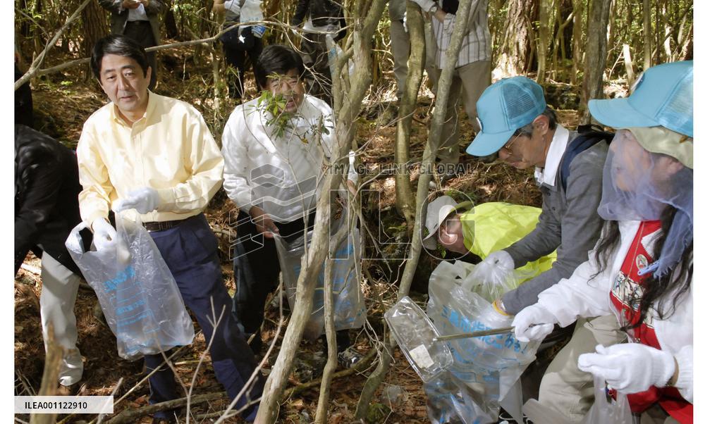 Abe picks garbage during speaking tour ahead of July Diet poll