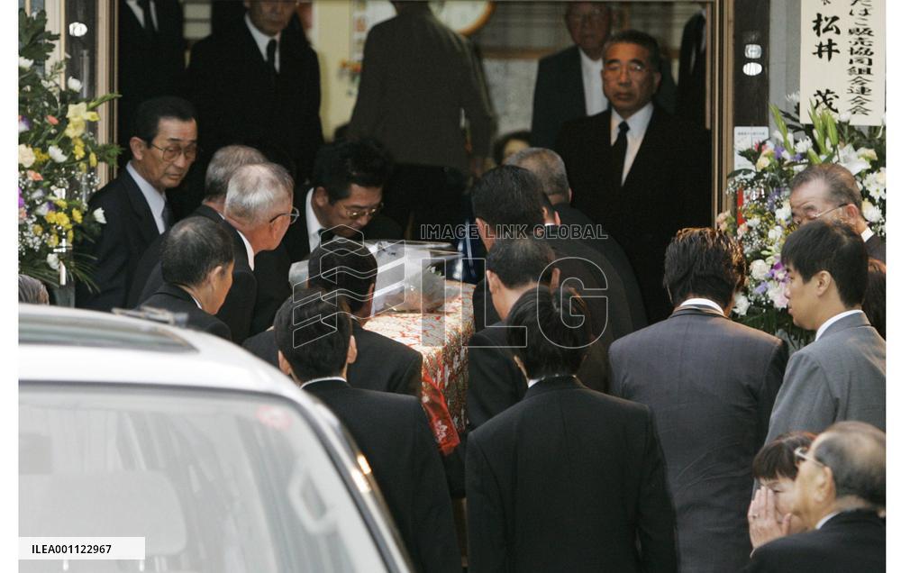 Body of ex-farm minister Matsuoka taken to his home