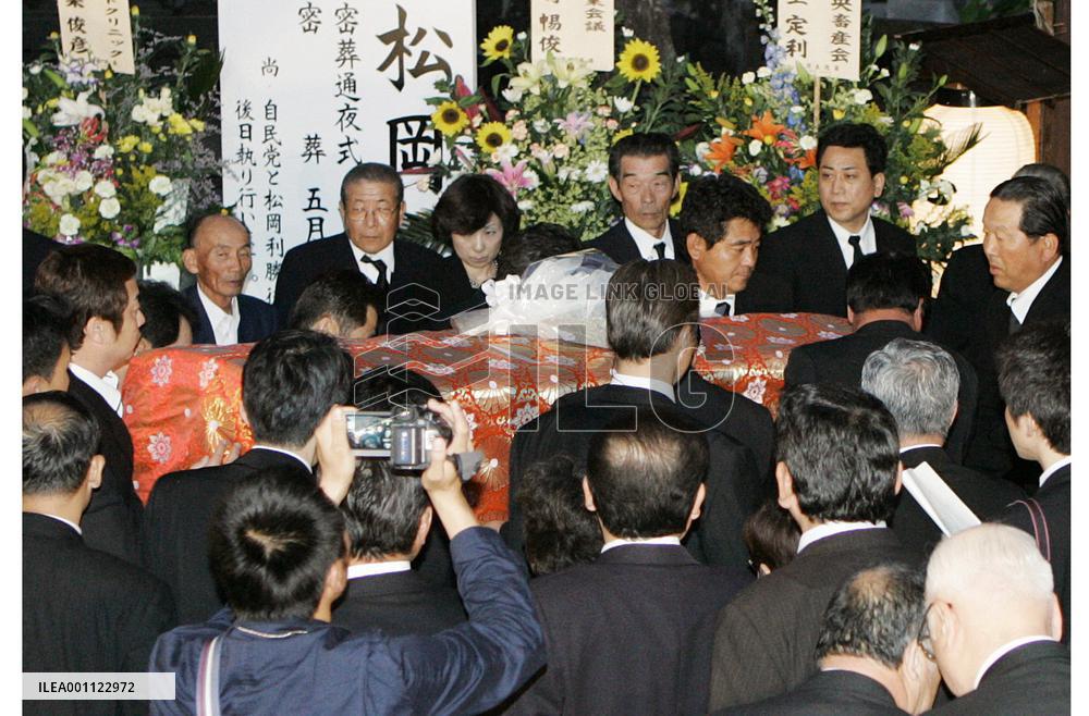 Body of ex-farm minister Matsuoka arrives in hometown for wake