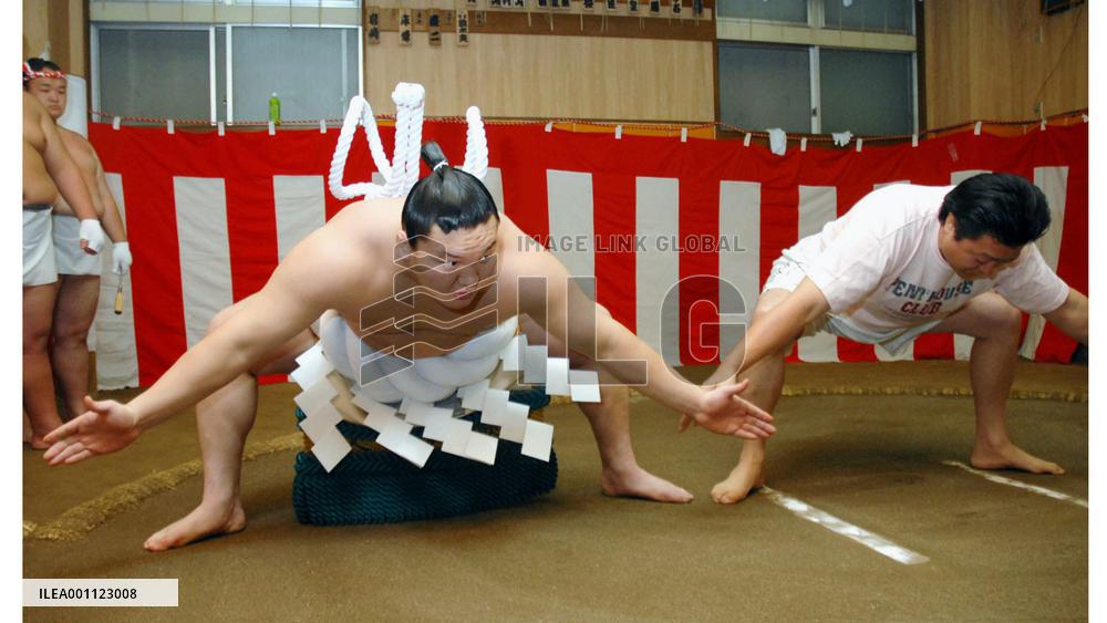 Sumo champion's rope made for Hakuho