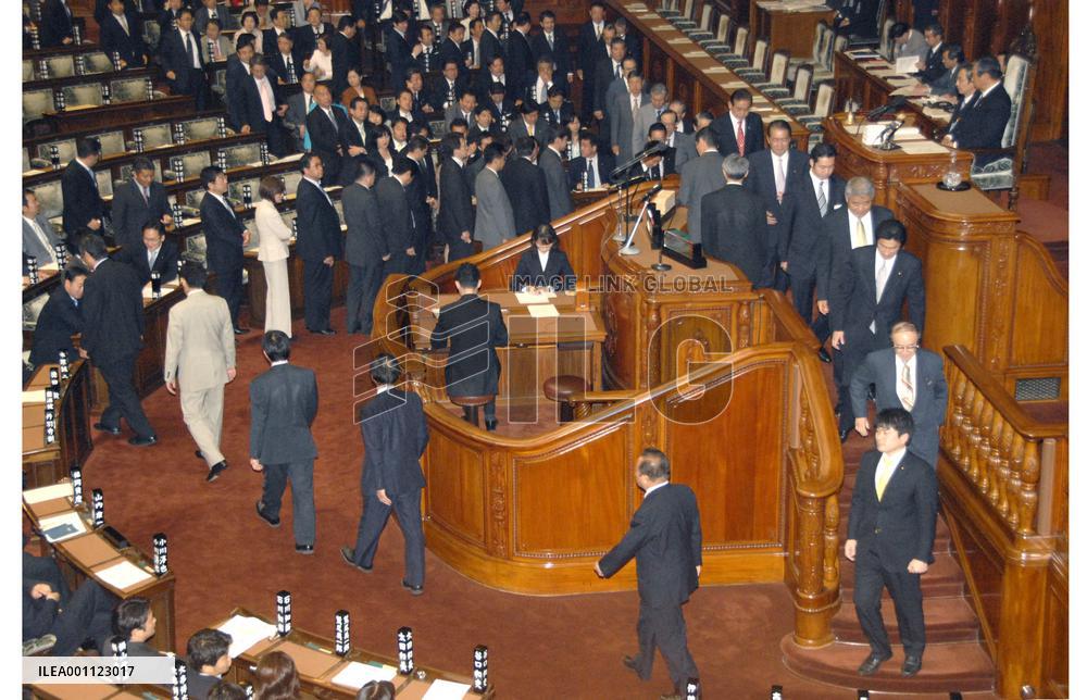 Ruling bloc passes pension bills despite opposition protests