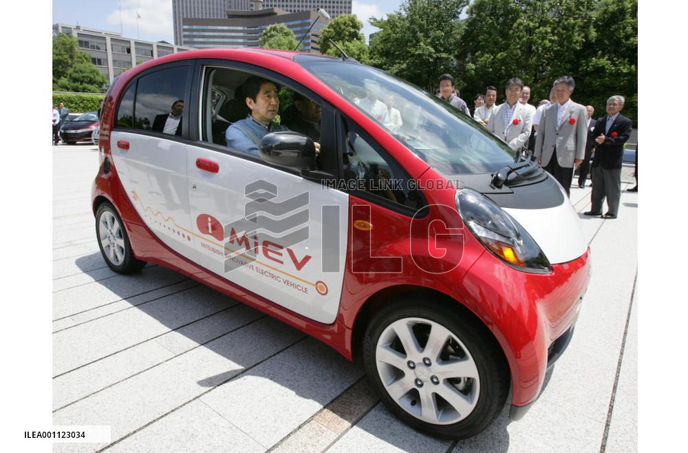 Abe demonstrates next-generation vehicle