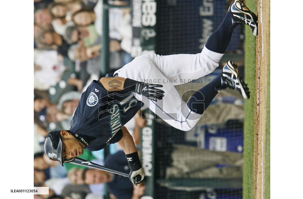 Ichiro stretches hitting streak to club-record 25 games