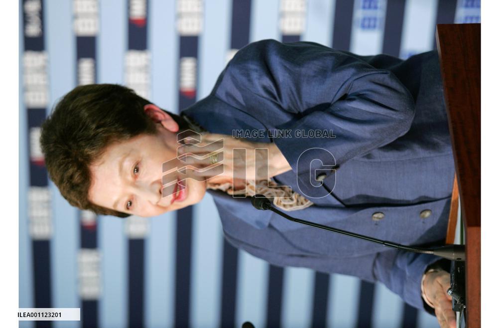 Female pro golfer's father, abduction adviser to seek election seat