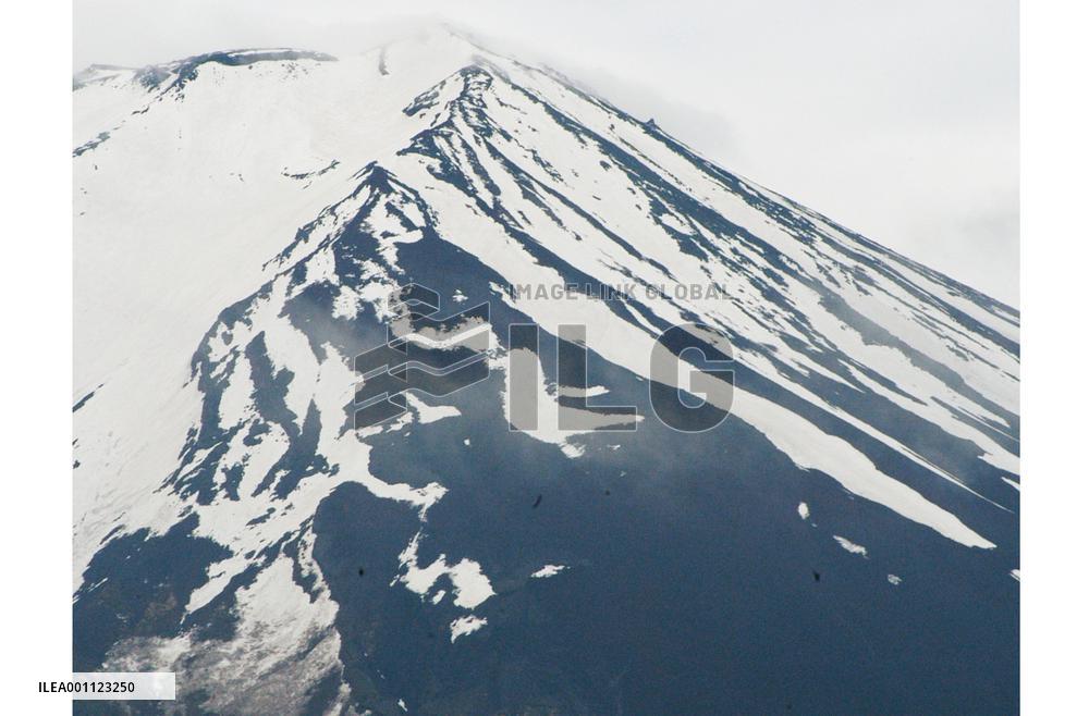 'Agriculture bird' appears on Mt. Fuji