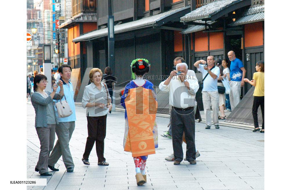 Zen temple offering hands-on experience to foreign visitors