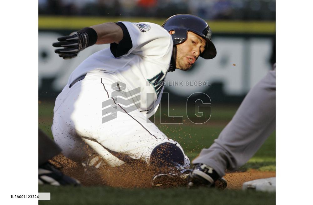 Ichiro extends hitting streak, Jojima gets 3 hits