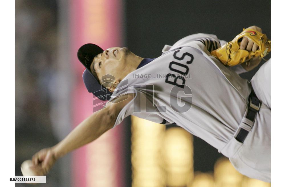 Matsuzaka outduels Maddux to get 9th win