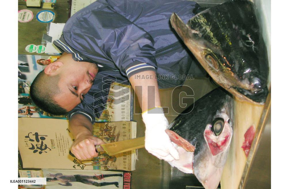 Bands of fish merchants, farmers attracting attention