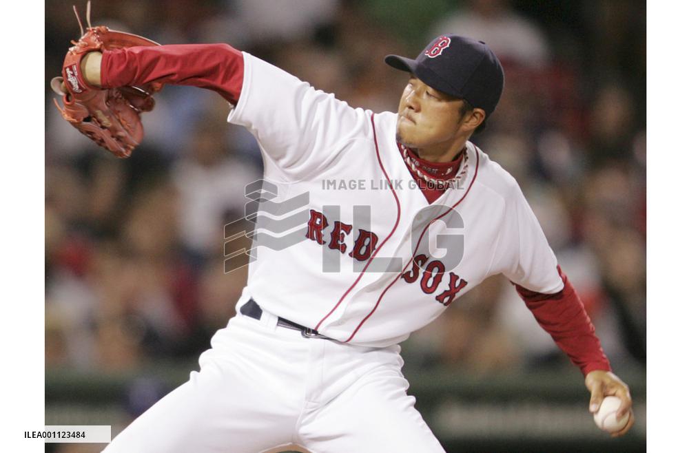 Okajima throws perfect 8th inning